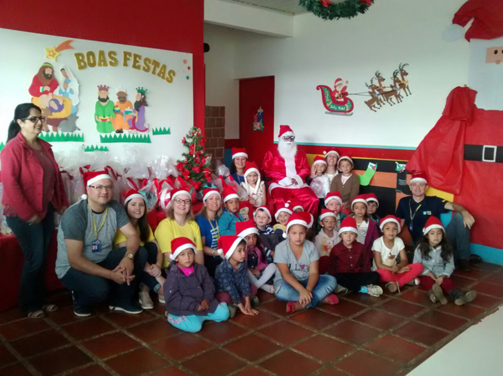 Através de campanha do Banco do Brasil, alunos da creche recebem kits de Natal