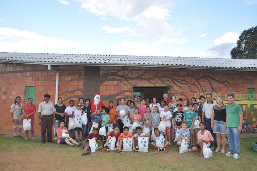 Alunos do SCFV receberam presentes do Rotary Club