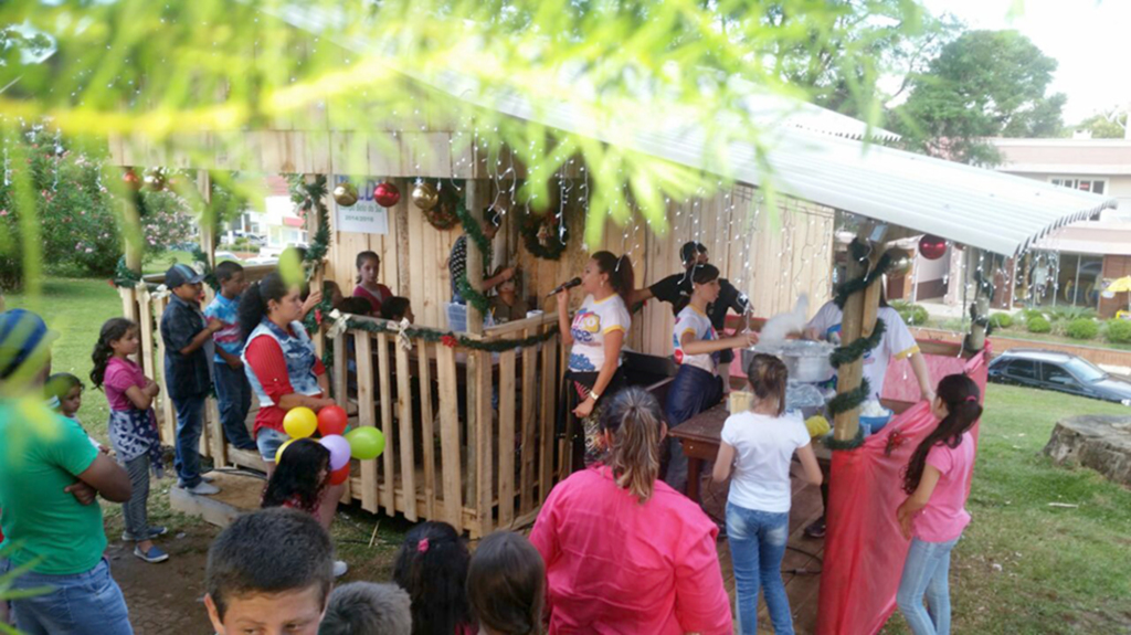 Papai Noel levou doces  e muita alegria aos  campo - belenses