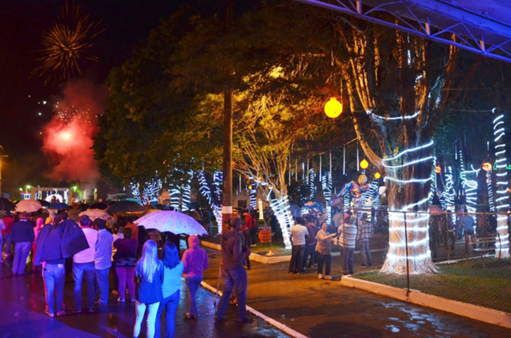 Abdon Batista contempla a abertura do Brilho de Natal