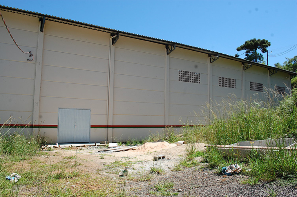  - Construção do ginásio da E. E. B. Padre Antônio Vieira de Anita, iniciou em 2011 e ainda não foi concluída