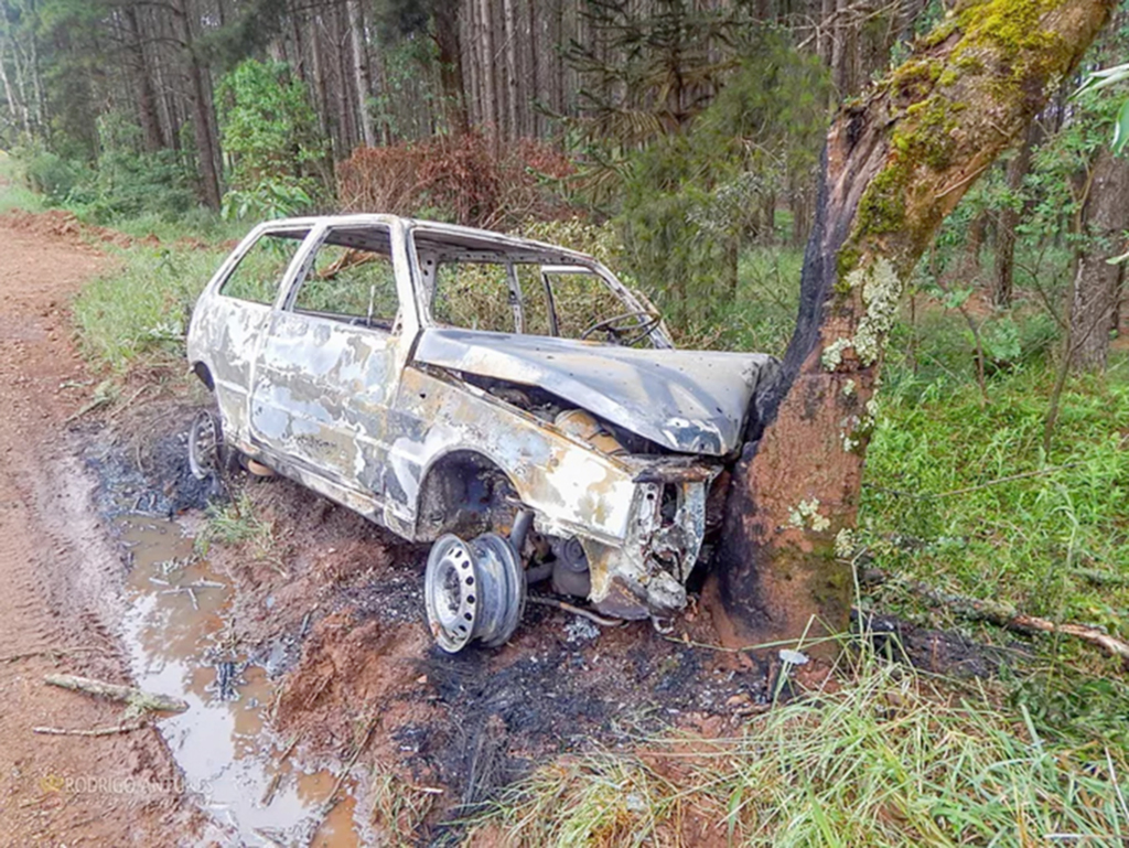 Carro pega fogo após acidente em Campo Belo do Sul