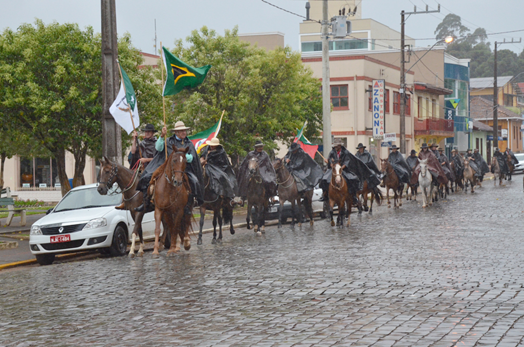 Cavalgada da 26ª Romaria de Nossa Senhora da Saúde iniciou em Cerro Negro
