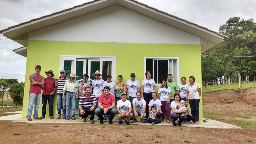  - Agricultor Giovani e a nova residência construída com a ajuda do PNHR