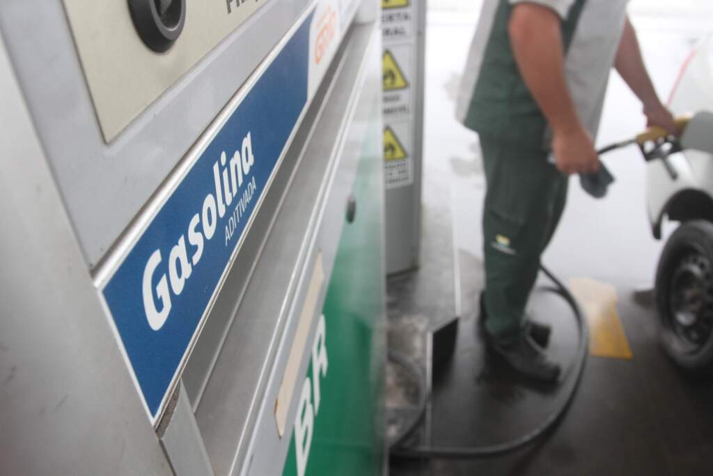 Petrobrás anuncia queda no preço da gasolina nas refinarias