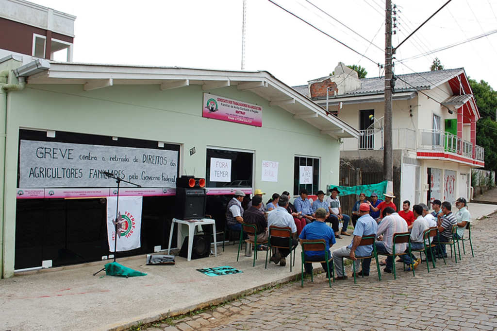 Organizações sindicais se reúnem em ato público contra a retirada de direitos em Anita