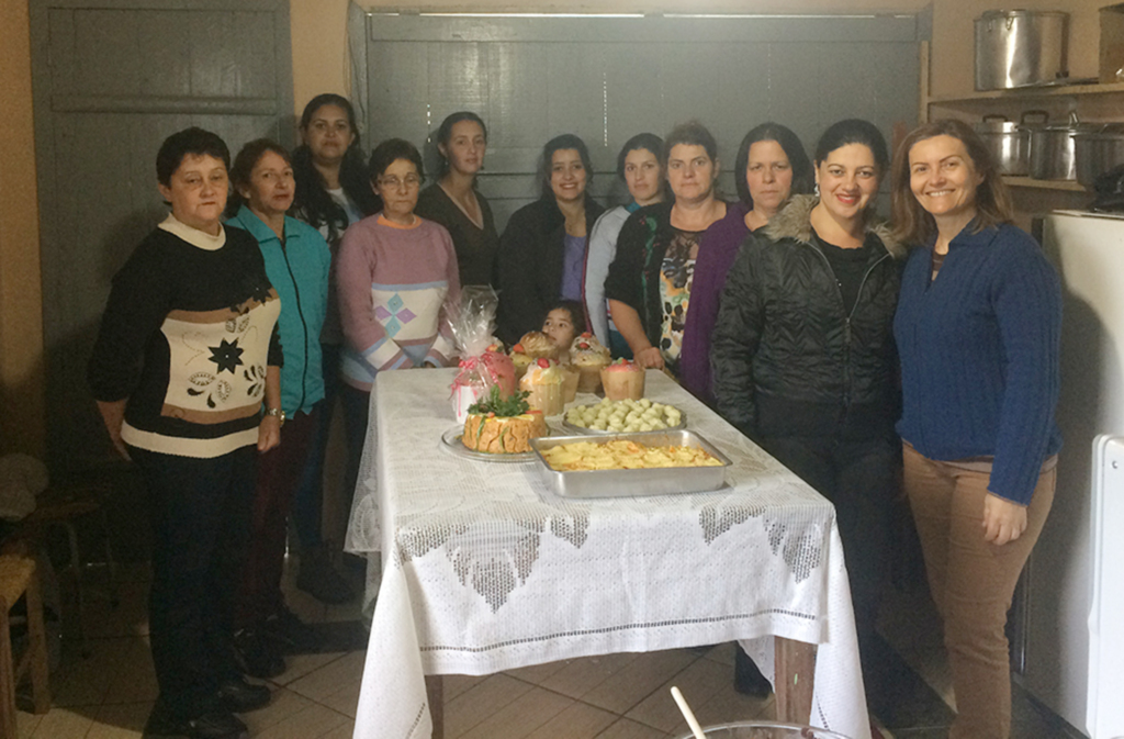Agricultoras participam de curso na área alimentar em Anita Garibaldi