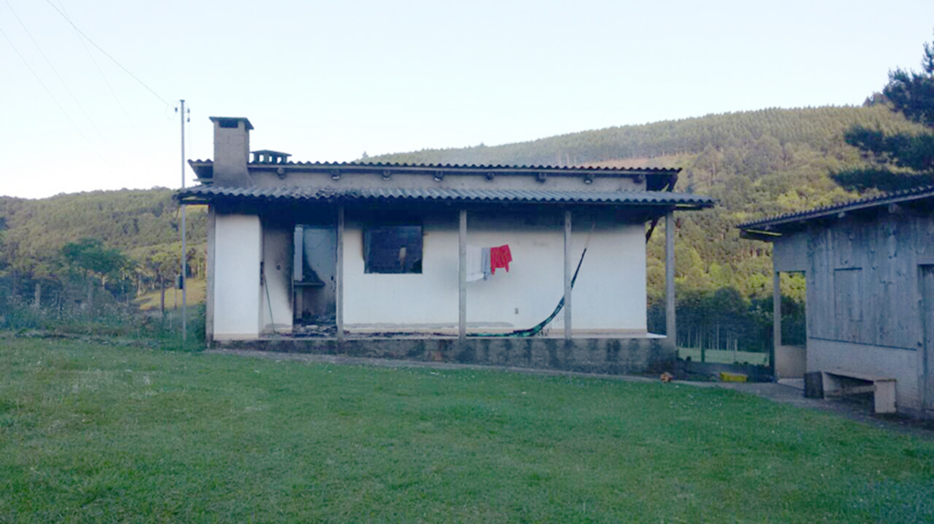 Incêndio destrói casa no interior de Anita Garibaldi