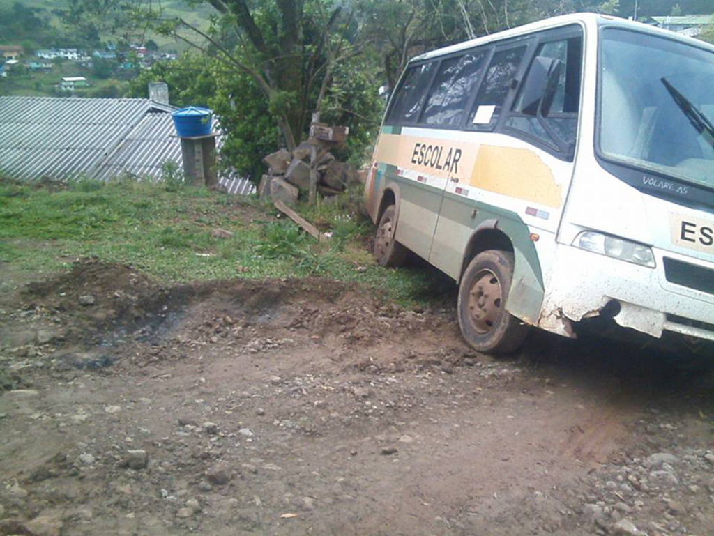 Rua em más condições quase ocasiona acidente com transporte escolar