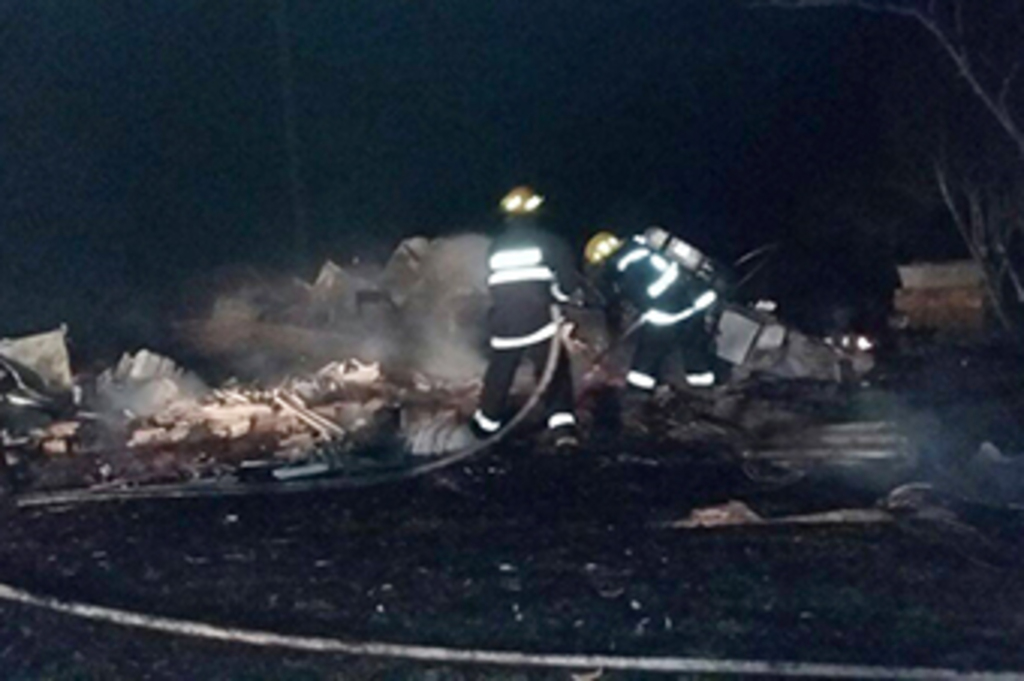 Em Capão Alto, incêndio destrói casa e galpão