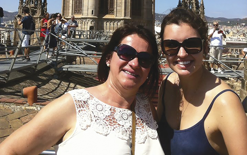  - Adriana ao lado da mãe Eliane durante viagem em Barcelona na apresentação dos artigos