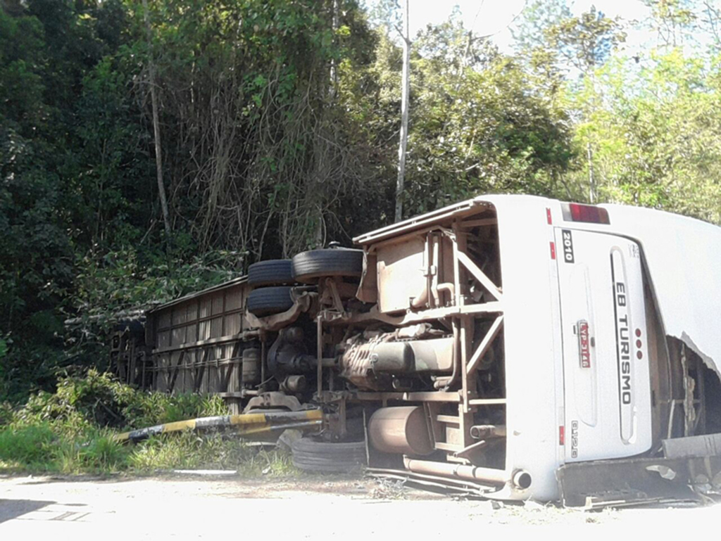Ônibus de banda tomba na BR-282 em Águas Mornas e deixa mortos e feridos