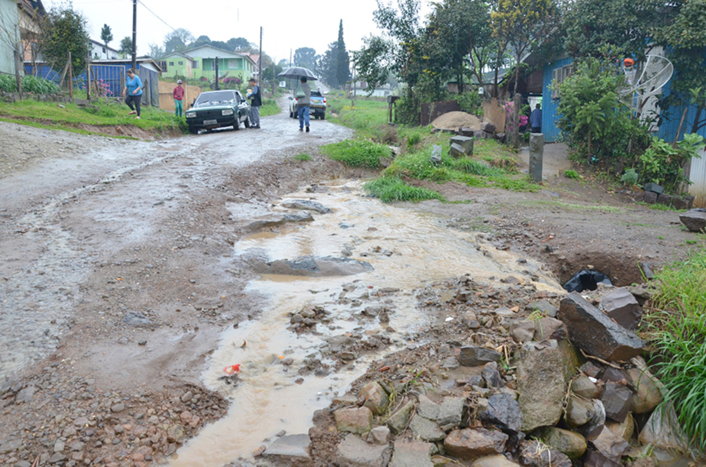 Ruas em condições ruins dificultam o tráfego e acesso a moradias em Anita
