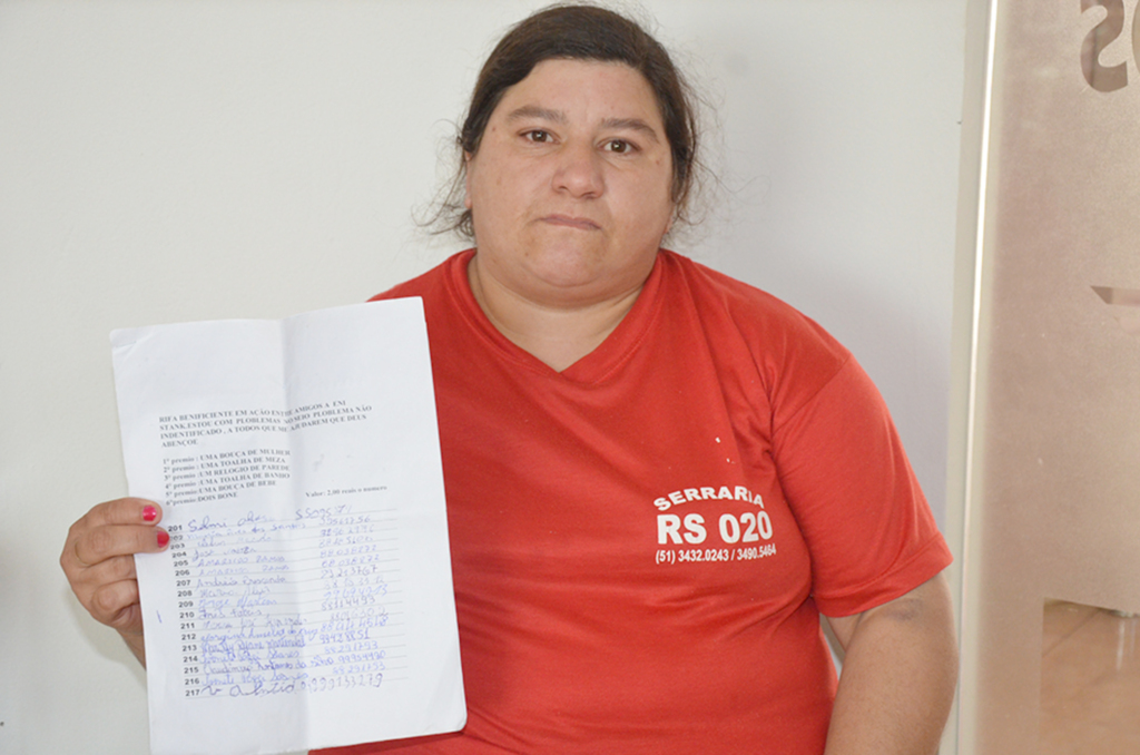 Mulher vende rifa para ajudar nos gastos com saúde e nas despesas da casa