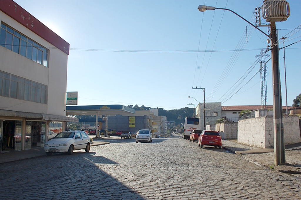  - A esquerda está o hospital, ao centro da imagem o posto e a direita o salão. Proximidade  entre os locais e o problema do som alto