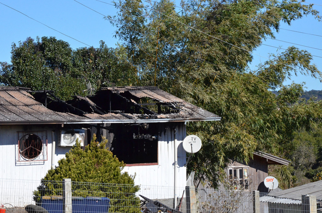Casa pega fogo no bairro Copercampos em Anita Garibaldi