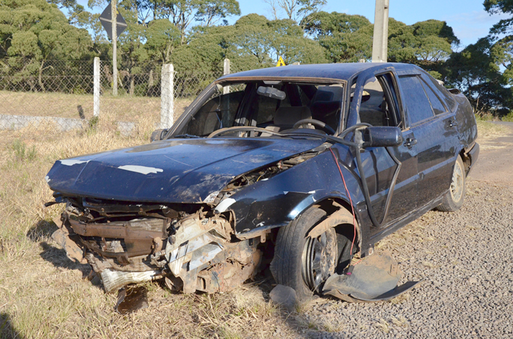 Veículo bate em barranco e motorista é projetado para fora em Anita