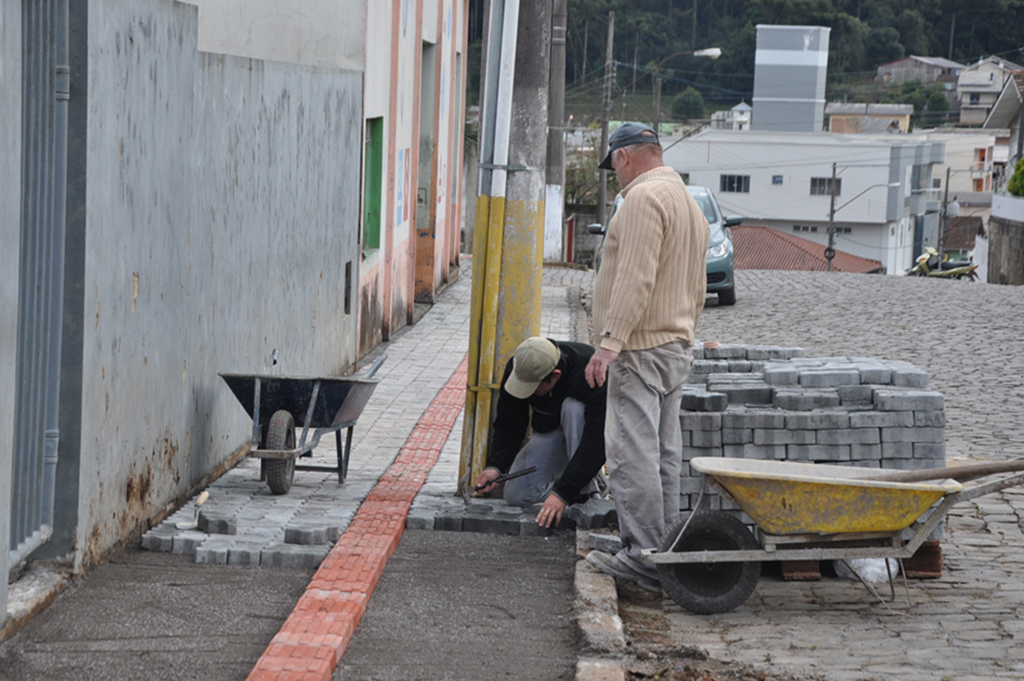 Construção das calçadas padrão está em fase de conclusão em Anita