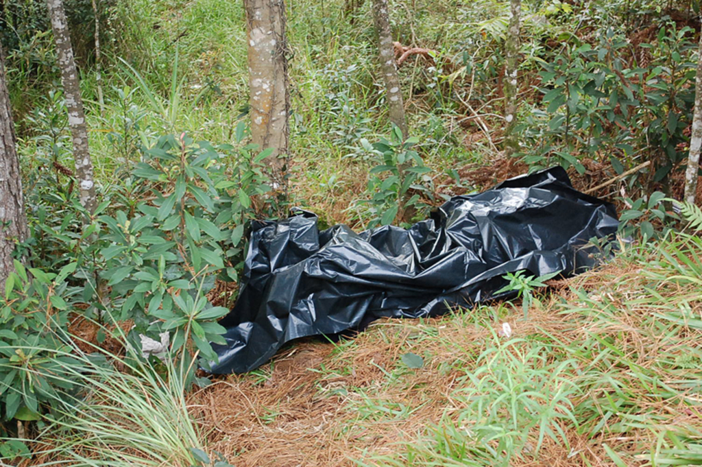 Homem foi encontrado sem vida e com sinais de perfurações no corpo