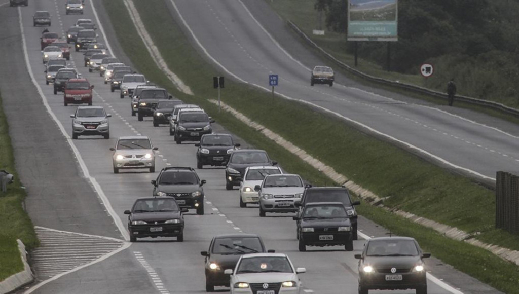 Agora é lei usar farol baixo durante o dia em rodovias