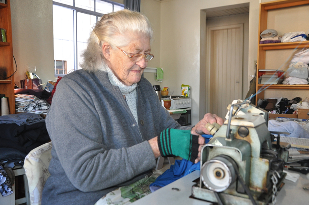 Mais de 60 anos dedicados à profissão de costureira