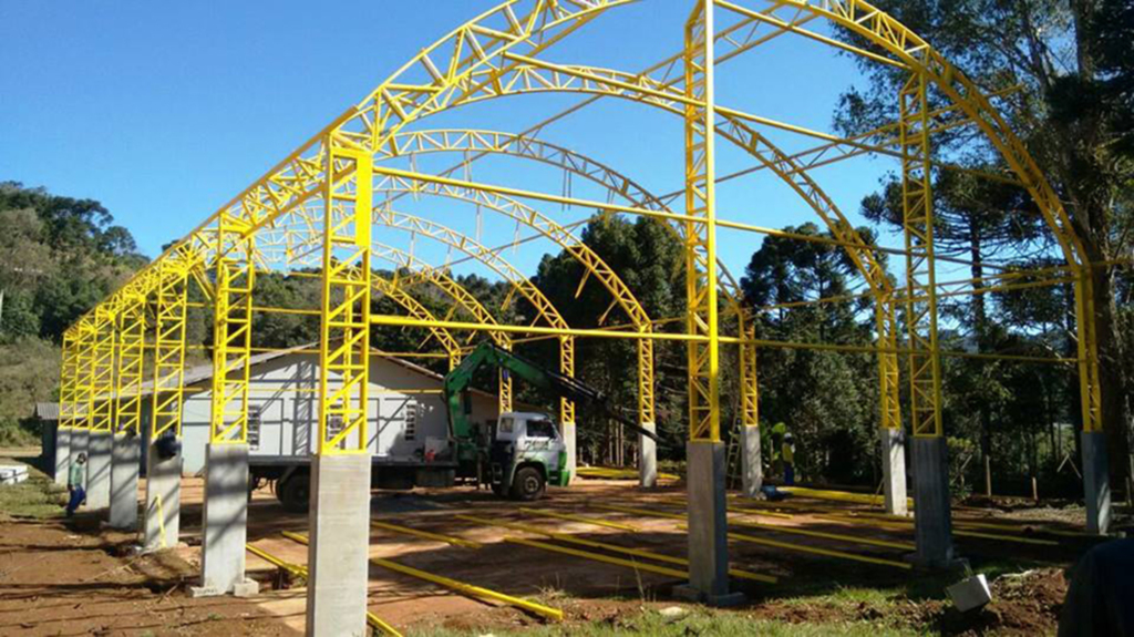 Seguem os trabalhos de construção da Quadra Coberta de São Roque em Abdon