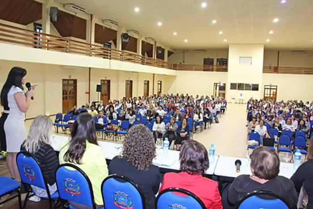 Assistente social de Celso Ramos participa de seminário em Piratuba