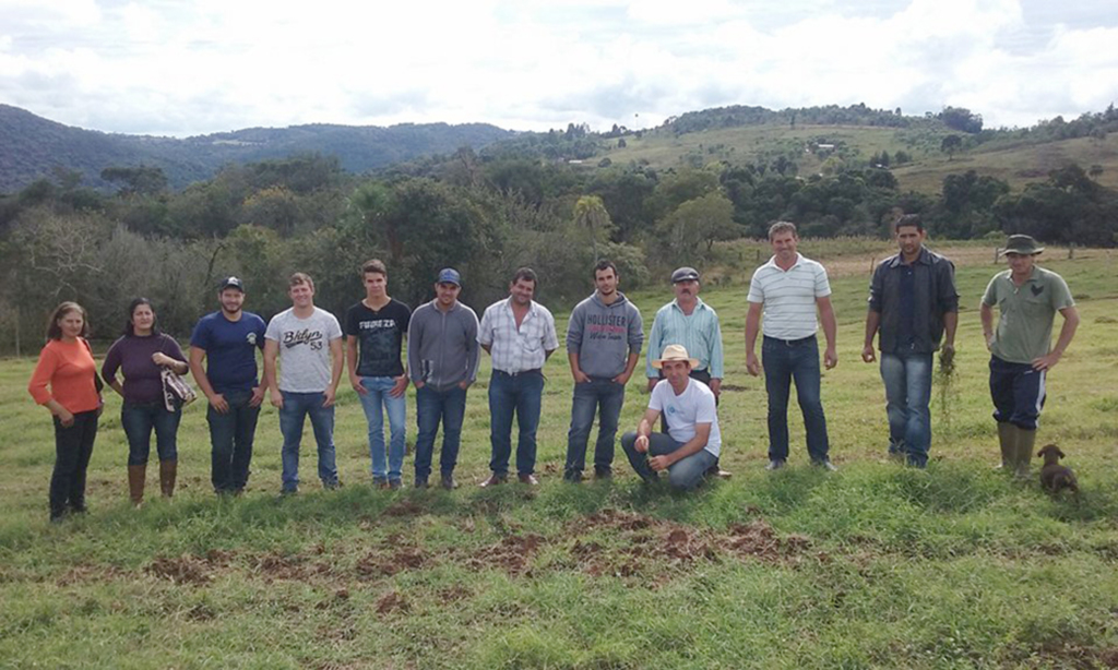Agricultores de Anita visitaram propriedades rurais em Pinhal