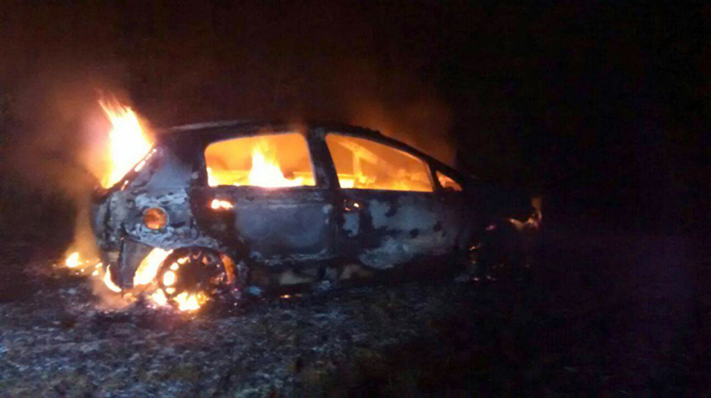 Carro usado em assalto em Cerro Negro é encontrado em chamas em Campos Novos