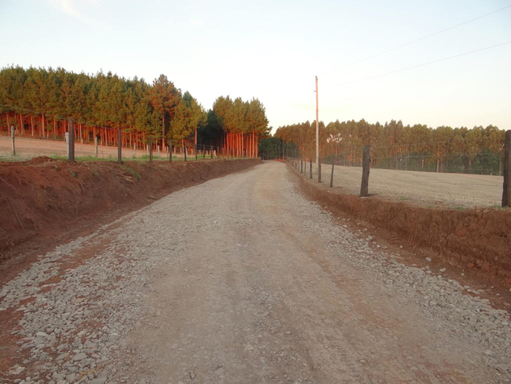 Secretaria de Obras realiza melhorias em estradas do interior em Celso Ramos