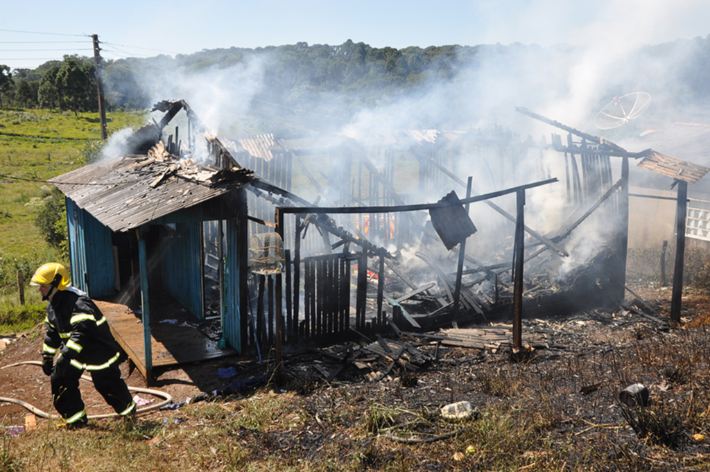 Fogo destruiu casa no bairro Borges em Anita Garibaldi e família precisa de ajuda