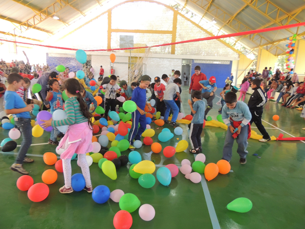 Bairro Goulart em Esmeralda recebe quadra esportiva