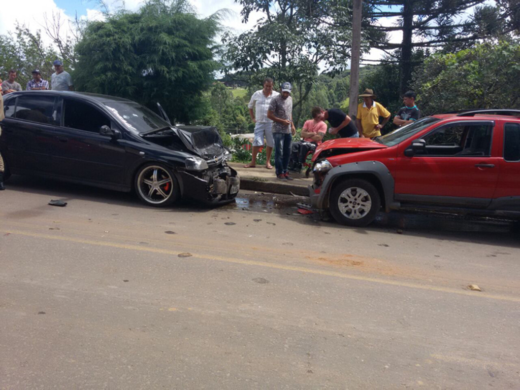 Colisão frontal com danos materiais é registrada no bairro Borges em Anita Garibaldi