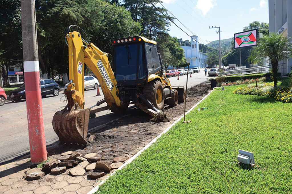 Município de Abdon Batista inicia a construção dos novos passeios padrão