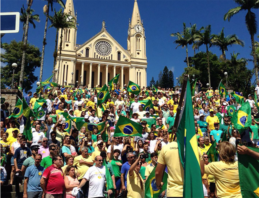 Cerca de 325 mil catarinenses foram às ruas para protestar contra a corrupção