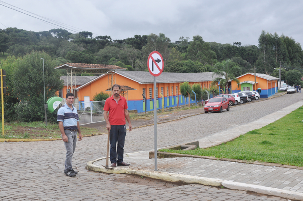 Trecho em frente à Escola José Borges de Anita passou a ter sentido único