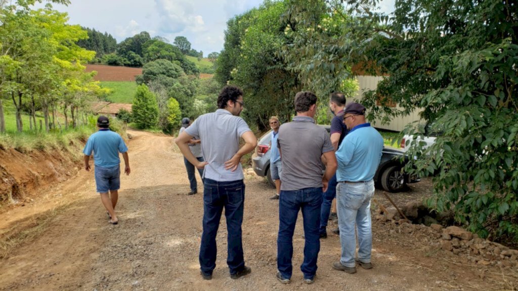 Obras inicia recuperação em estrada rural que liga comunidades do interior de Piratuba