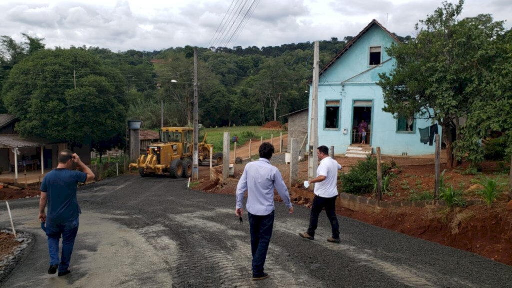 Chefe do Poder Executivo visita obras no Bairro Verde e acompanha avanços nos serviços de pavimentação