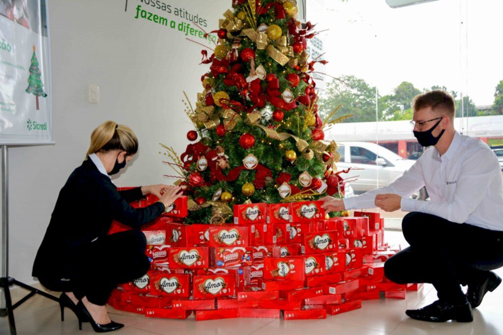 Sicredi troca enfeites por bombons na campanha Árvore da Cooperação