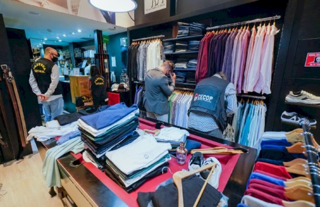 Foto: Ricardo Wolffenbuttel / Secom - A ação em lojas de shopping centers da Grande Florianópolis foi deflagrada em conjunto com a Polícia Civil do Estado de Santa Catarina e Secretaria de Estado da Fazenda.