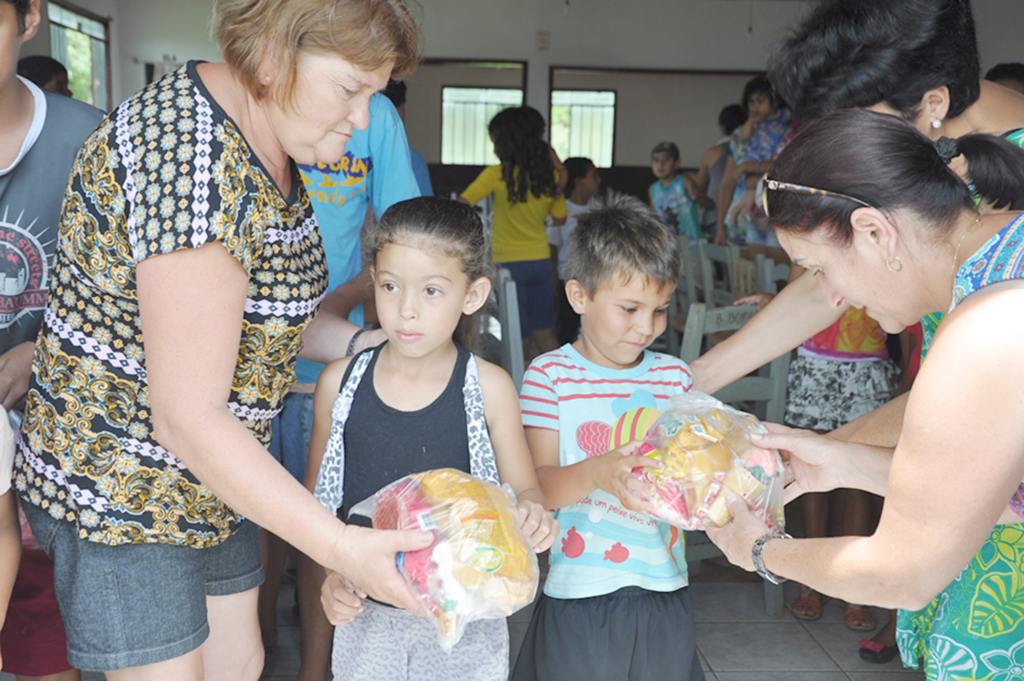 Clube de Mães do bairro Borges doou cestas de doces para crianças