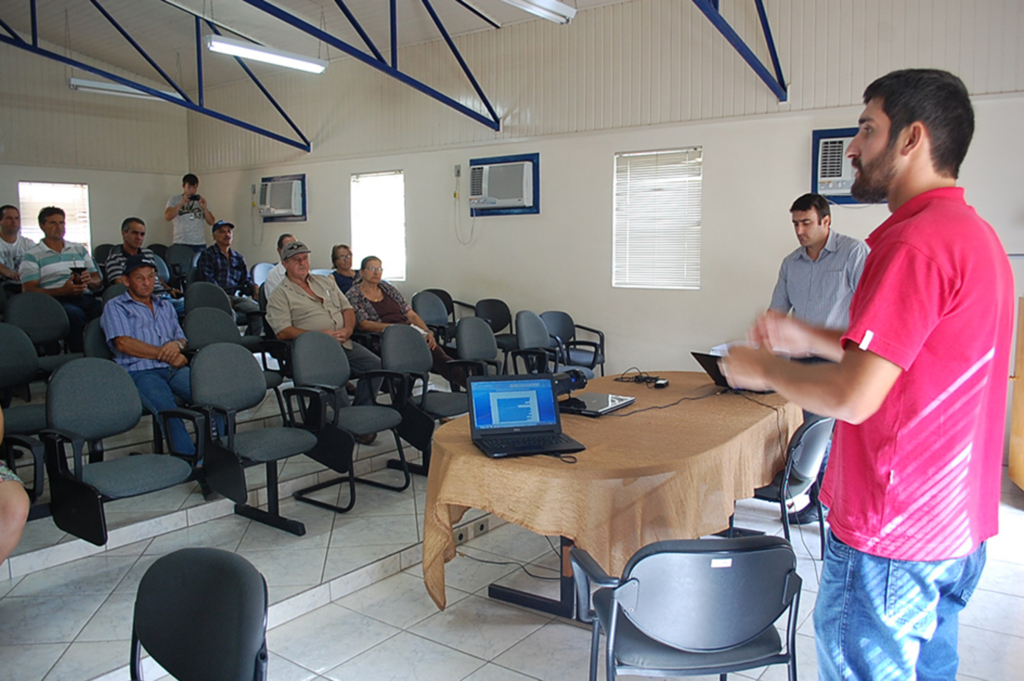 Produtores rurais participam de palestra sobre gado de leite