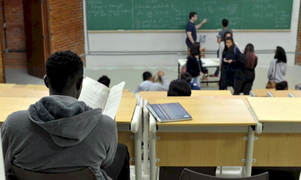 Universidades federais e cursos presenciais têm melhor desempenho