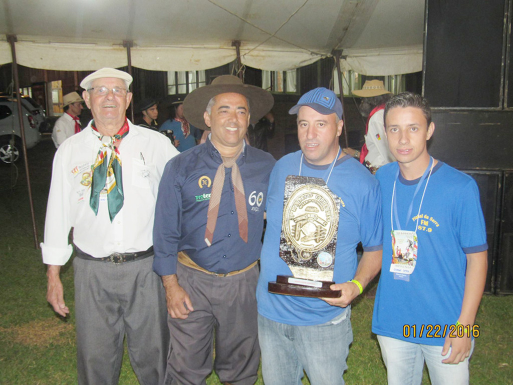 Rádio Pinhal da Serra FM é homenageada no Rodeio Internacional de Vacaria