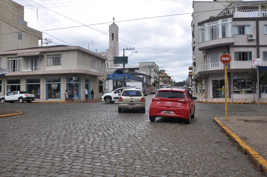 Colisão com danos materiais no centro de Anita Garibaldi