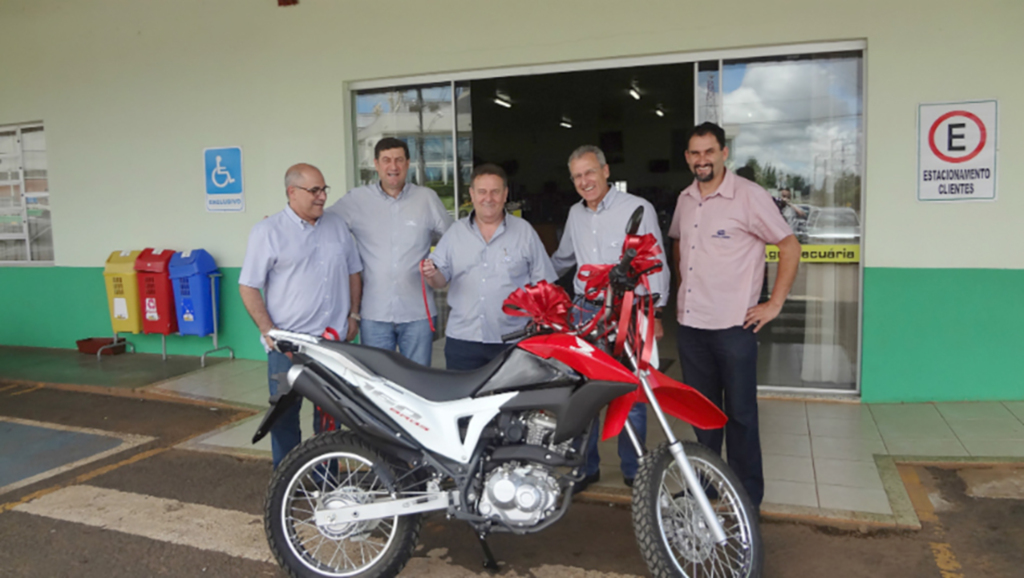 Contemplados recebem carro e moto da Promoção Aniversário Premiado 45 anos - Lojas Agropecuárias