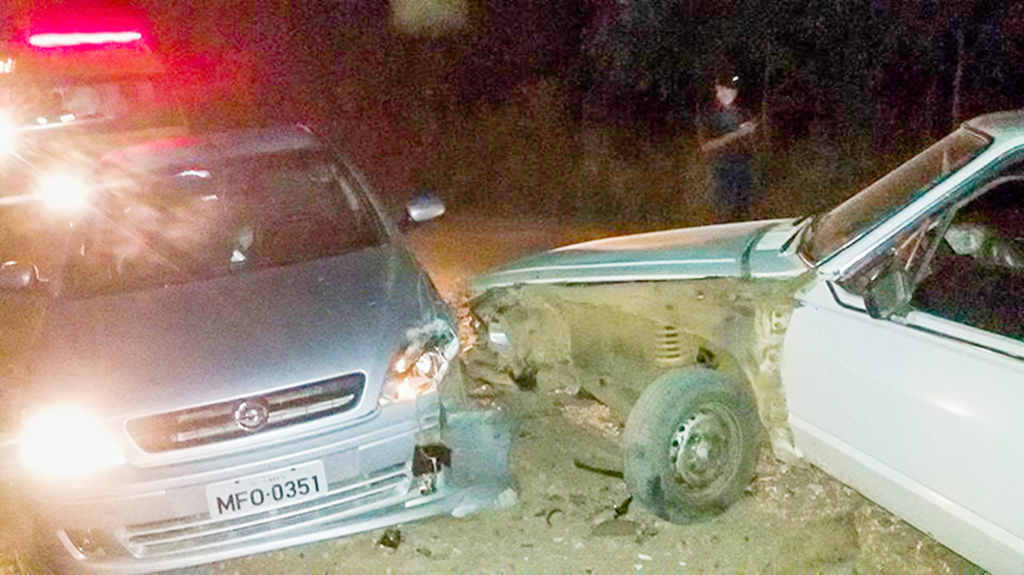 Corsa e Corcel se envolvem em acidente em Cerro Negro