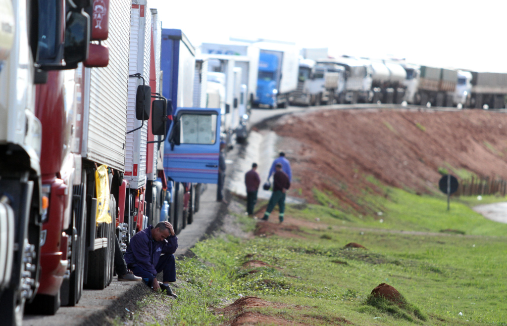 Fim da greve depende da baixa no preço do diesel, dizem caminhoneiros