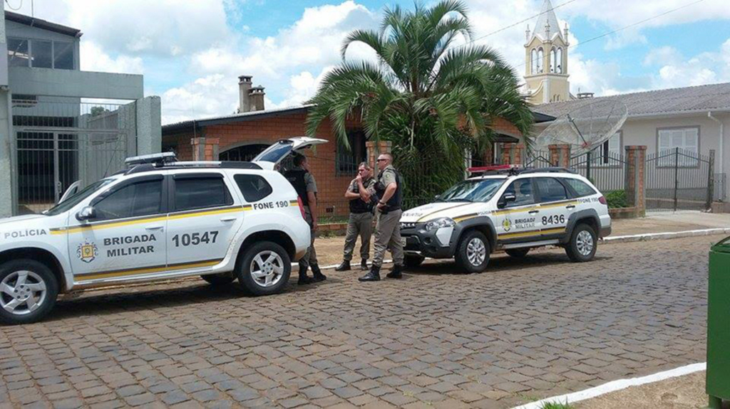 Assaltos simultâneos em duas agências bancárias assustaram moradores da cidade de Esmeralda