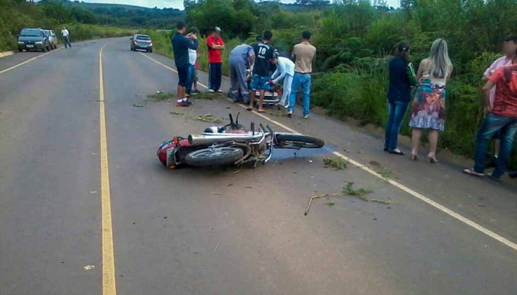 Jovem fica ferido após saída de pista com moto